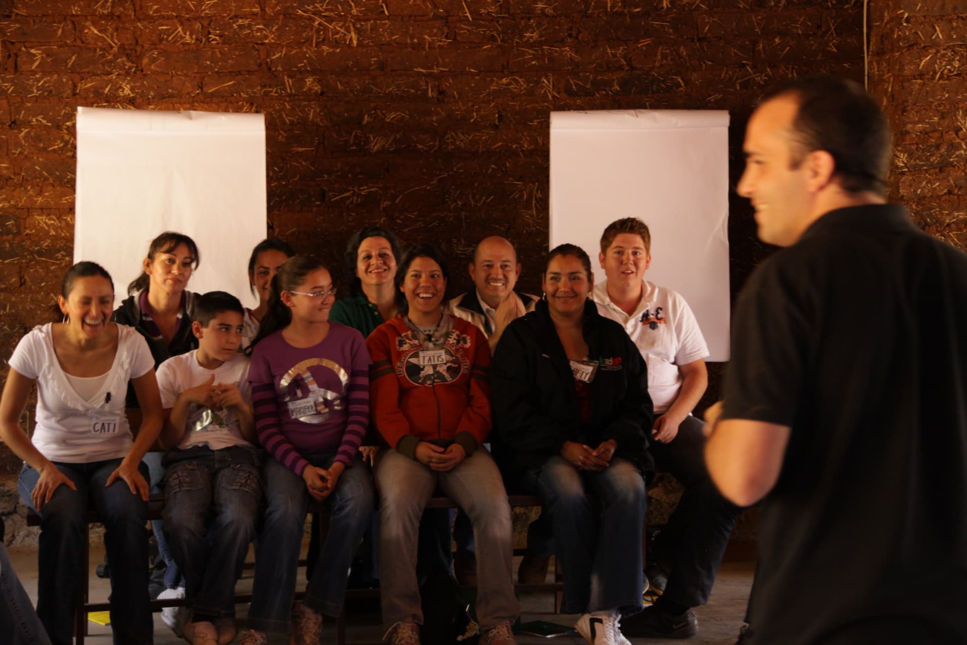 Facilitador conduzindo uma atividade de grupo durante um workshop da AXYA