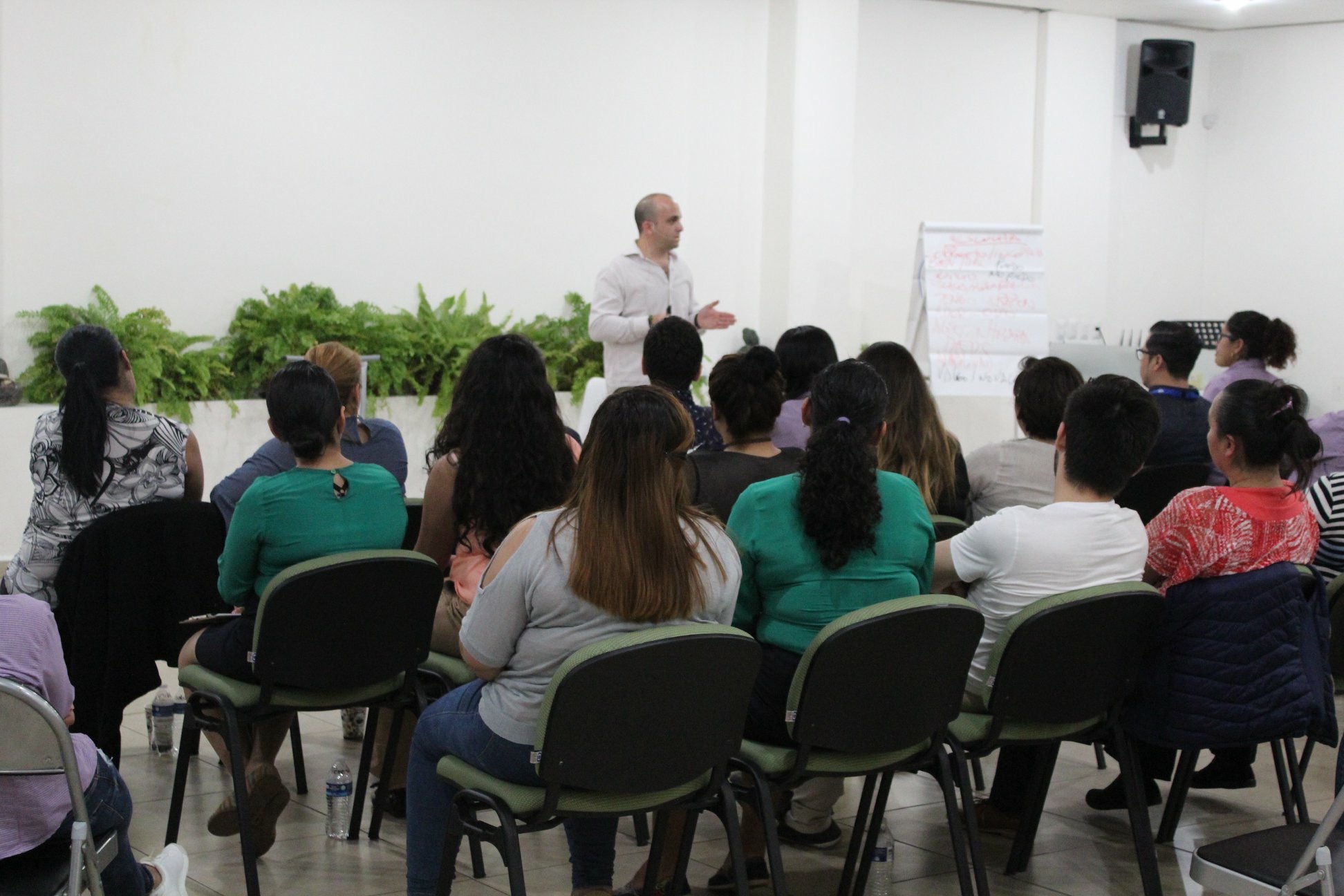 Grupo de participantes em sessão de facilitação conduzida pela Axya
